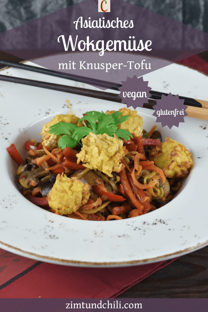 Asiatisches Wokgemüse mit knusprigem Tofu auf weißem Teller. Hintergrund dunkel. Beschrifteter Pin.