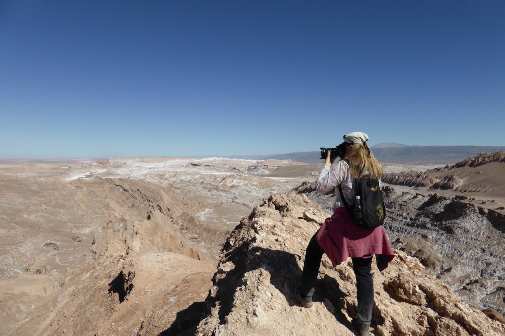 Ich mit Spiegelreflex-Kamera von hinten im Valle de la Luna - Atacama - Chile