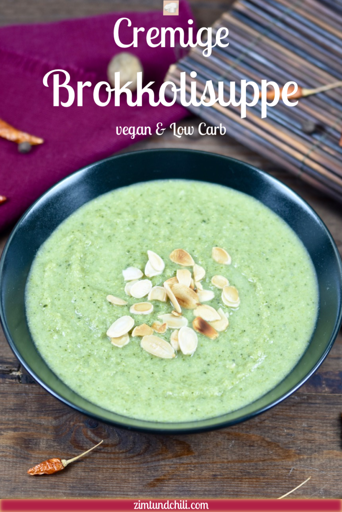 cremige Brokkolisuppe in schwarzer Schale, dekoriert mit Mandelplättchen. Hintergrund dunkel. Bild beschriftet