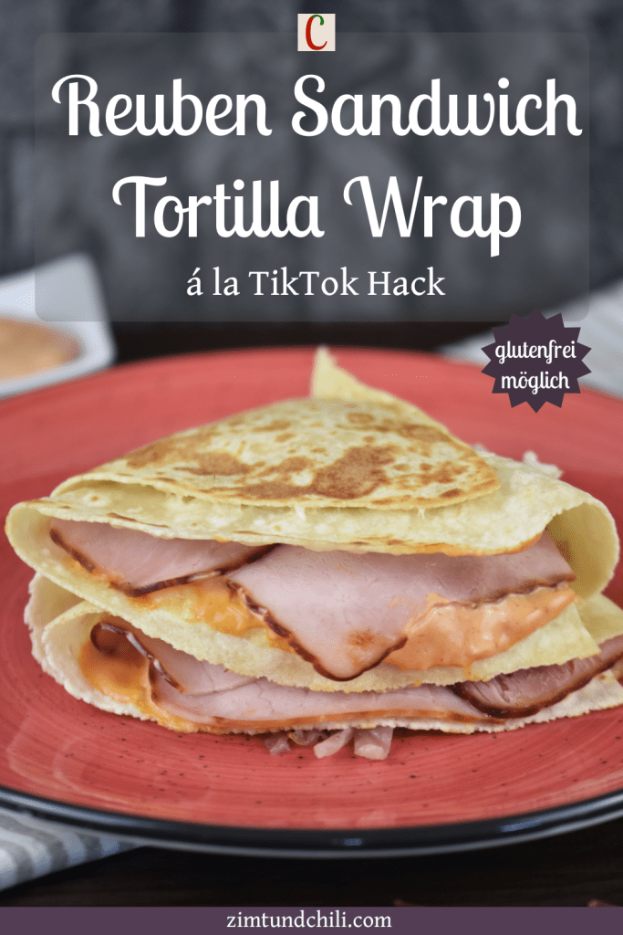 Reuben Sandwich-Tortilla Wrap auf rotem Teller. Hintergrund dunkel. Beschrifteter Pin.