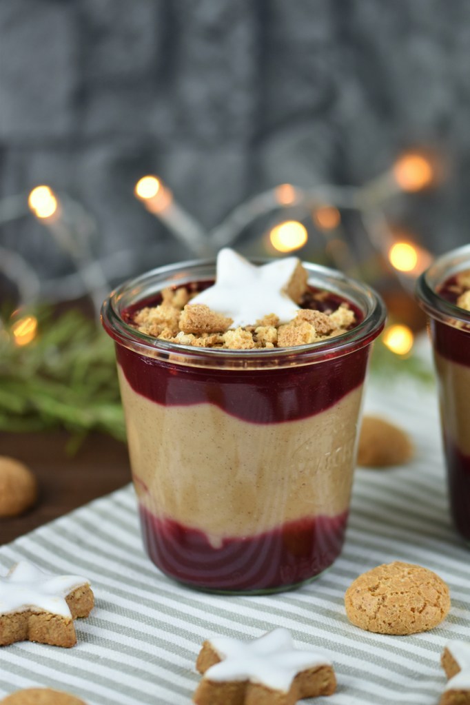 Zimtcreme mit Kirschsauce und Amarettini-Crunch im Glas.