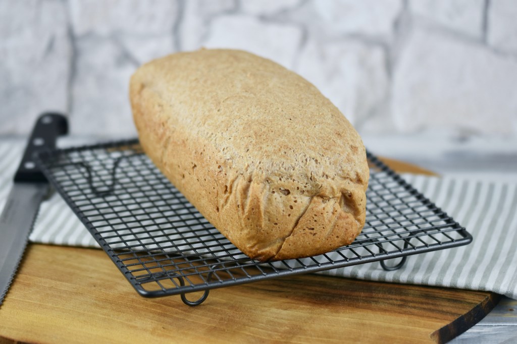 Glutenfreies Sandwichbrot auf Abkühlgitter.