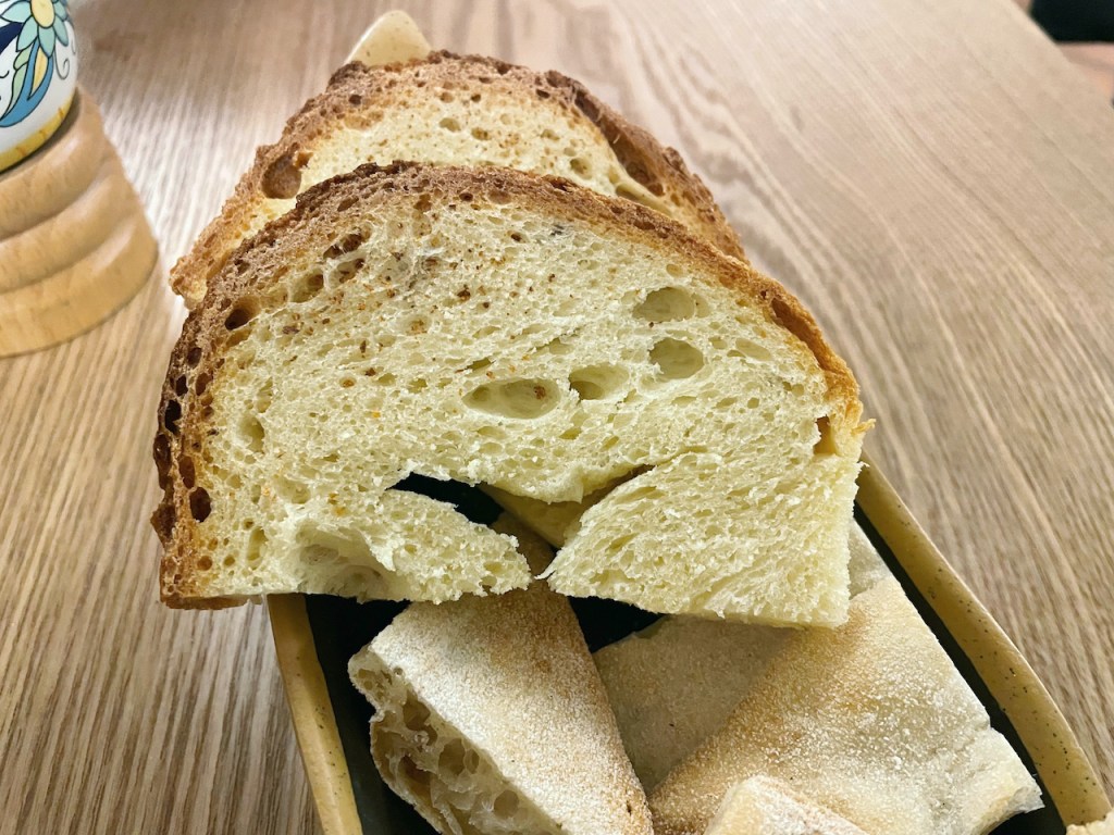 Brot aus Matera in Scheiben geschnitten - Essen & Trinken in der Basilikata
