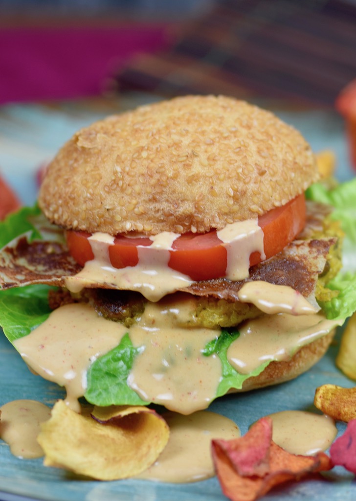 Quinoa-Burger mit Tahini-Kokossauce - Burger - Quinoa-Burger - Quinoa-Bratlinge - Quinoa - Rezept - vegan - glutenfrei - gesund - Burgersauce - Ideen - einfach
