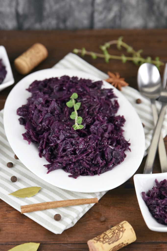 Klassischer Rotkohl mit Apfel auf weißem Teller.