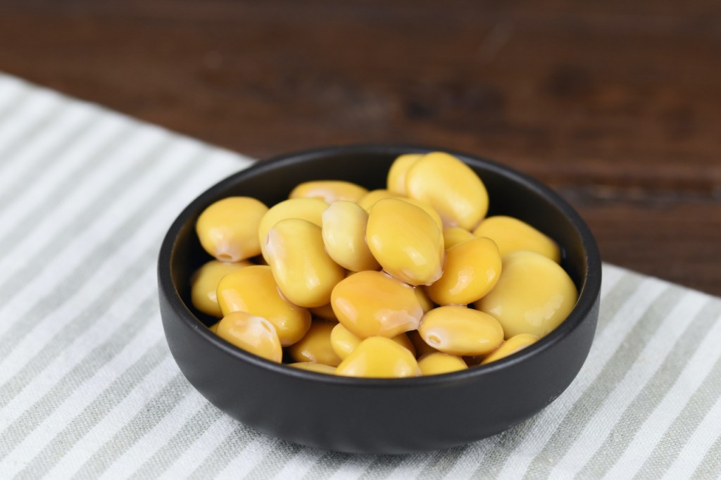 Essen und Trinken auf Madeira - Lupinenbohnen - Tremoços - ein Bier-Snack
