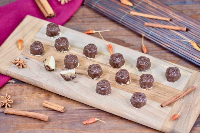 Salted Caramel Pralinen - gefüllte Pralinen - selber machen - Rezept - Weihnachten - einfach - ohne Alkohol - Zartbitterschokolade - Schokolade - vegan - Salzkaramell - in Silikonform