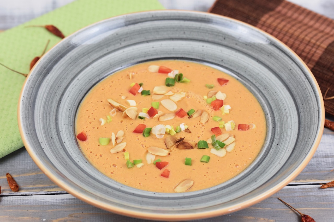 Tomatencremesuppe in grauem Teller. Hintergrund hell.