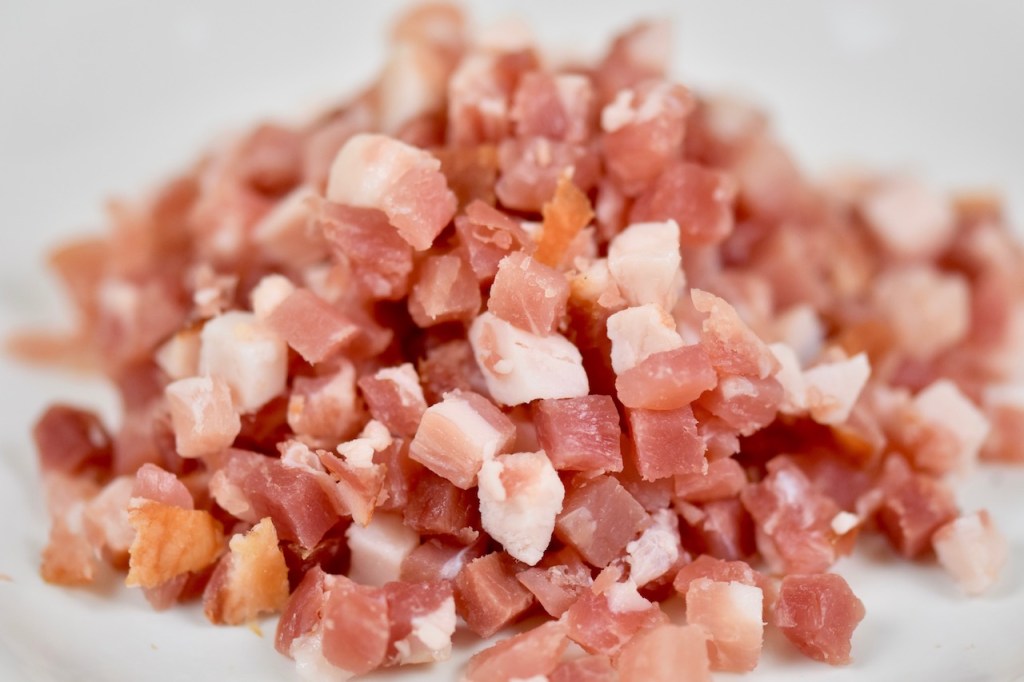 Schinkenwürfel, pyramidenartig aufgetürmt