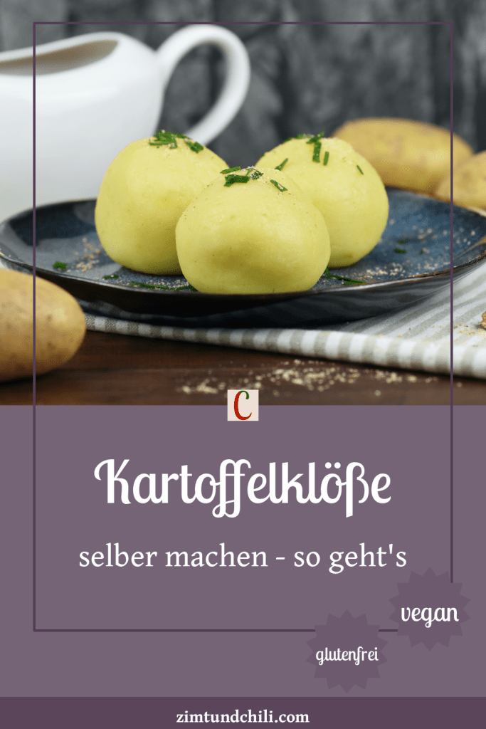 Drei Kartoffelklöße liegen auf einem auf dunkelblauem Teller. Beschrifteter Pin.