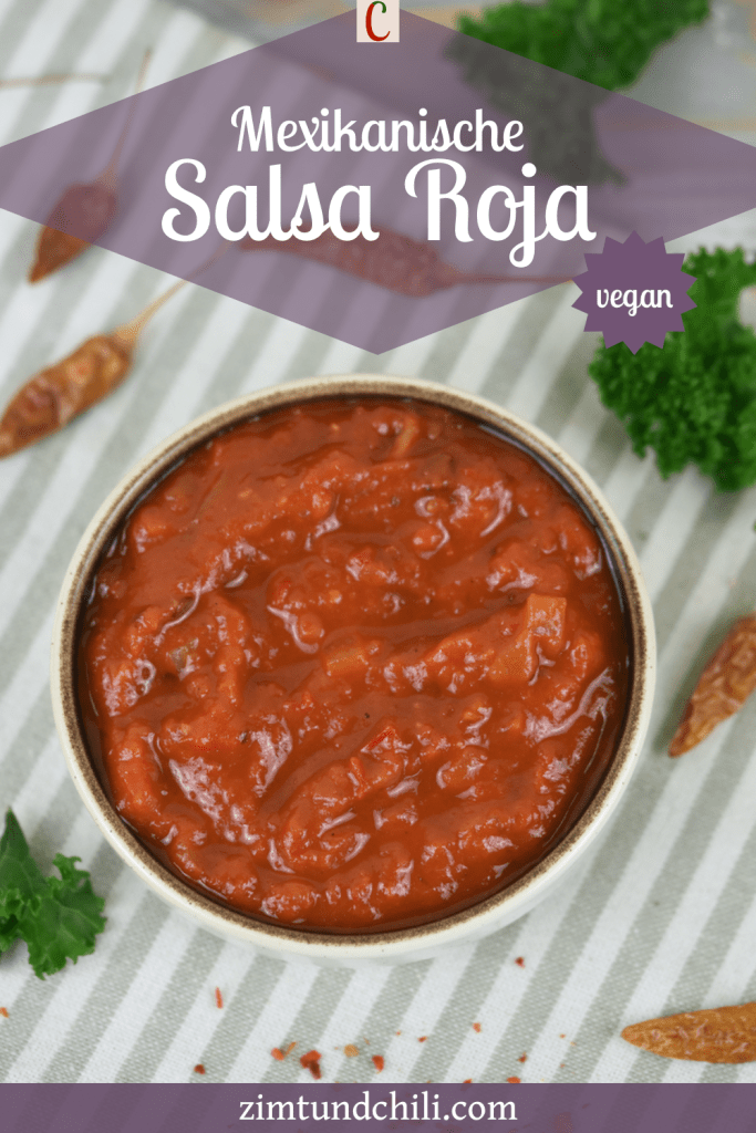 Mexikanische Salsa Roja mit Tomaten und Paprika in weißer Schale. Beschrifteter Pin.