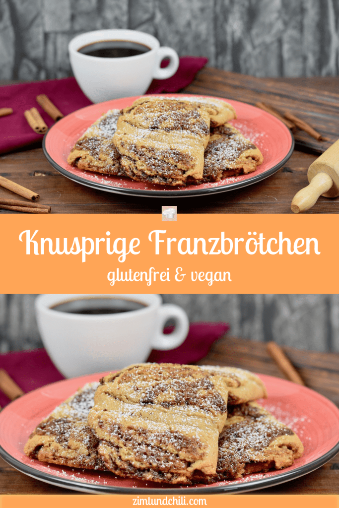 Glutenfreie Franzbrötchen auf rotem Teller. Im Hintergrund sieht man Zimtstangen, eine weiße Tasse gefüllt mit Kaffee und ein Stück von einem Nudelholz. Der Hintergrund ist dunkel. Beschriftung auf dem Bild - zwei Bilder in einem (Knusprige Franzbrötchen vegan und glutenfrei)