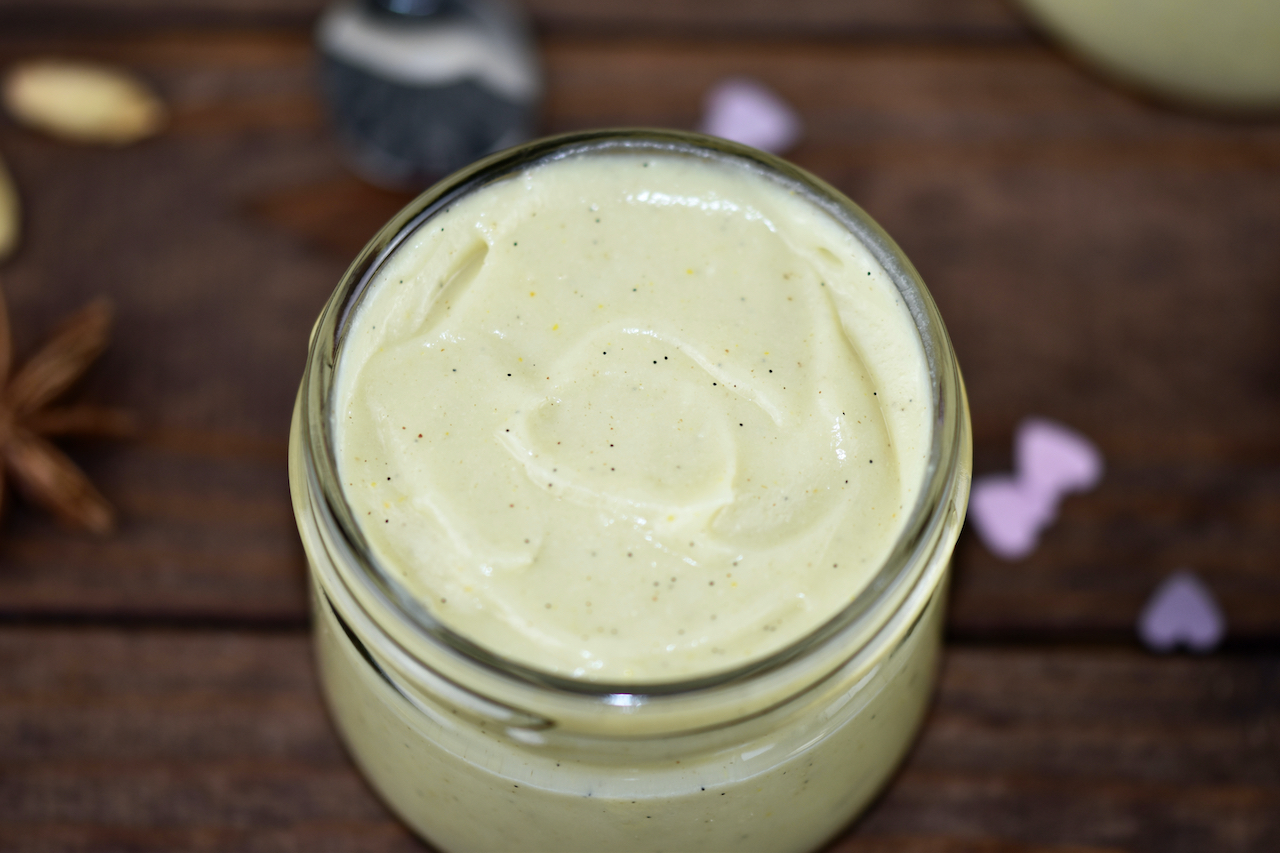 Vanillepudding selber machen und in Gläser abgefüllt. Hintergrund dunkel.