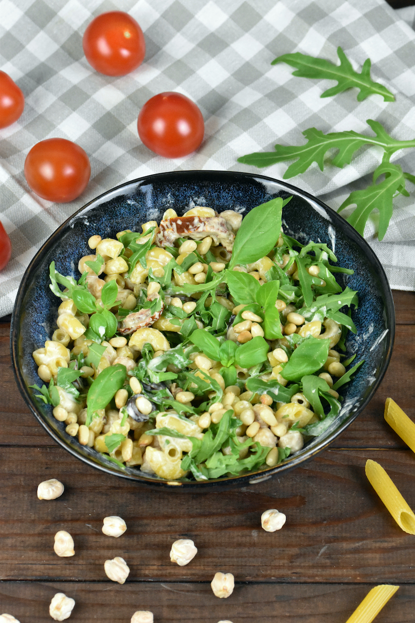 Mediterraner Nudelsalat mit Caesar Dressing | Zimt & Chili Mediterraner Nudelsalat mit Caesar Dressing | Zimt & Chili