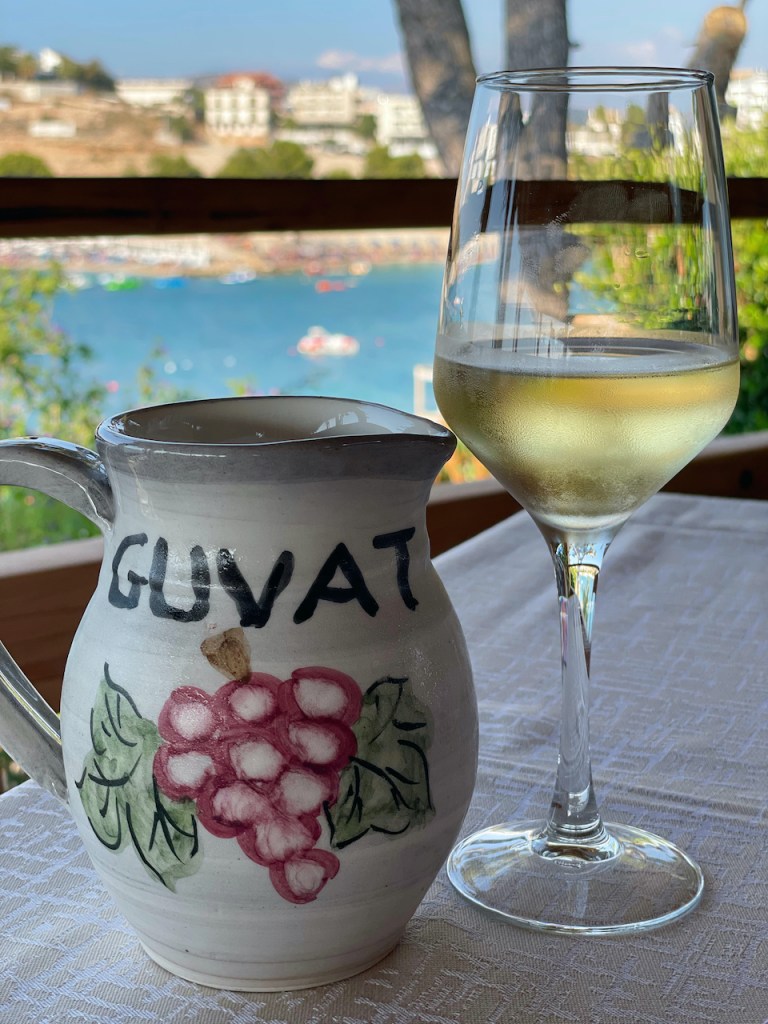 Albanischer Weißein im Glas mit Krug