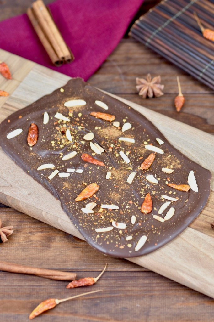 Schokoladentafeln selber machen - Rezept - Zimt und Chili - Schokolade - selber gestalten - vegan - glutenfrei - Geschenke - Dekoration - einfach - DIY - Schokoladentafeln