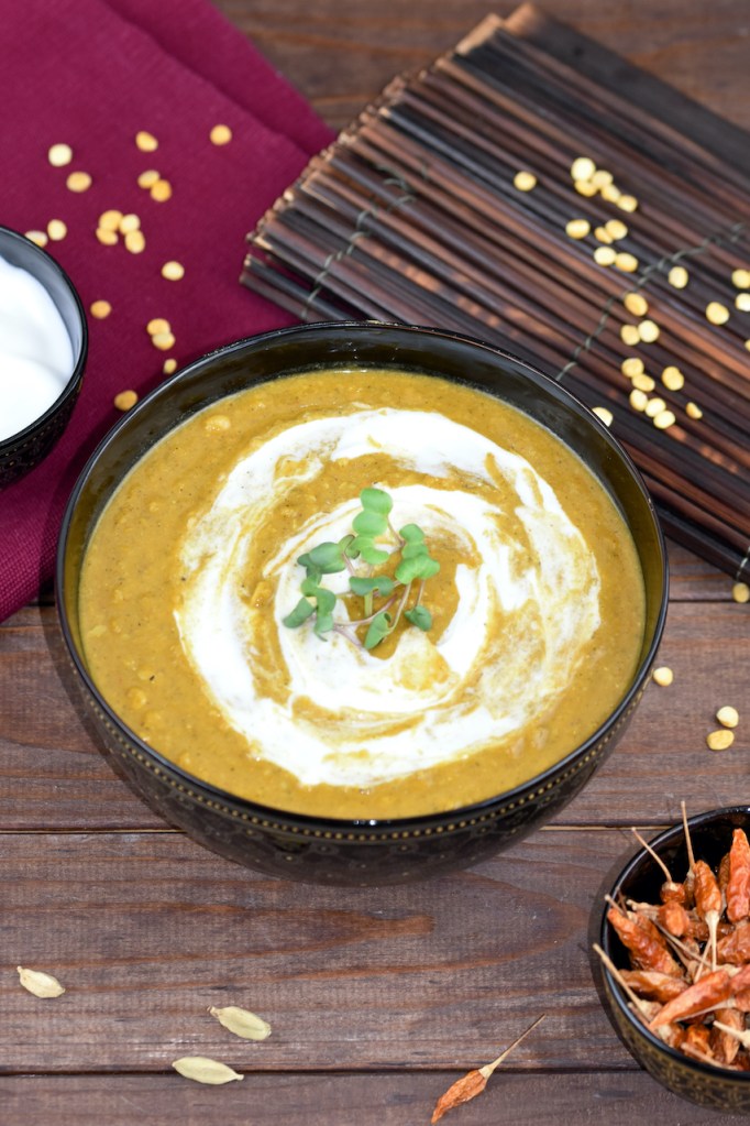 Chana Masala - indisches Kichererbsen-Curry - in einer dunklen Schale.