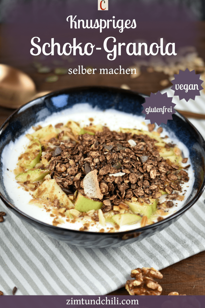 Schokoladen Granola in einer Schüssel mit Joghurt und Äpfeln. Beschrifteter Pin.