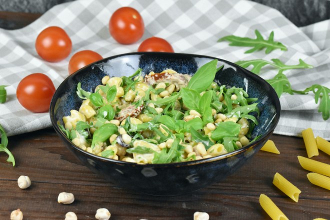 Mediterraner Nudelsalat in blauer Schale.