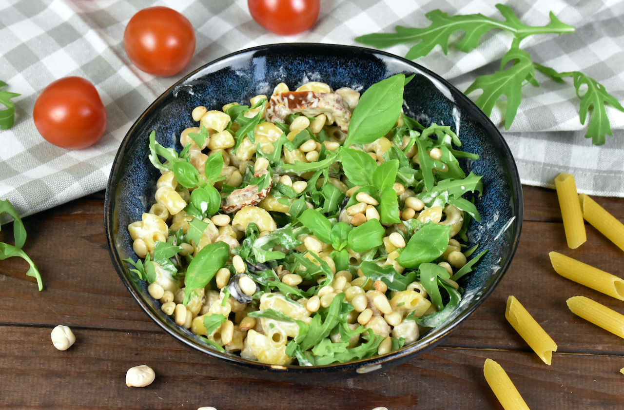 Mediterraner Nudelsalat in blauer Schale.