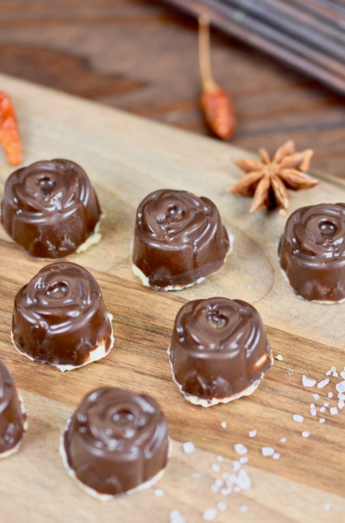 Salted Caramel Pralinen - gefüllte Pralinen - selber machen - Rezept - Weihnachten - einfach - ohne Alkohol - Zartbitterschokolade - Schokolade - vegan - Salzkaramell - in Silikonform
