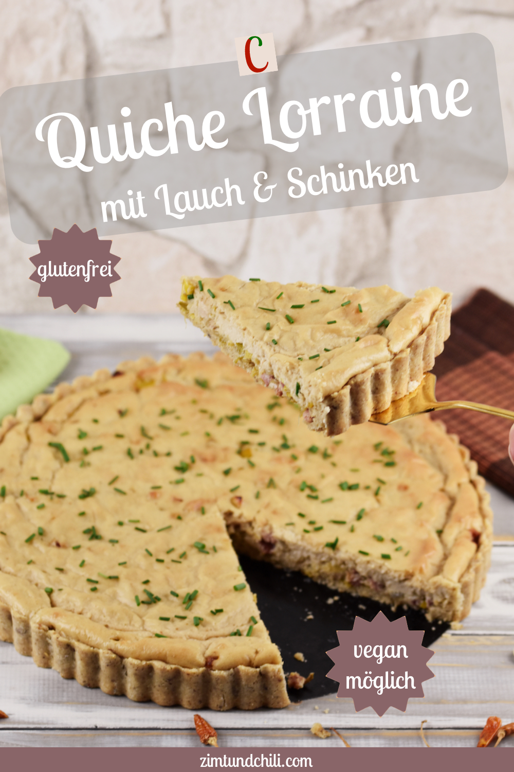 Runde Quiche Lorraine mit Lauch mit einem Stück auf einem Tortenheber. Hintergrund hell. Beschrifteter Pin.