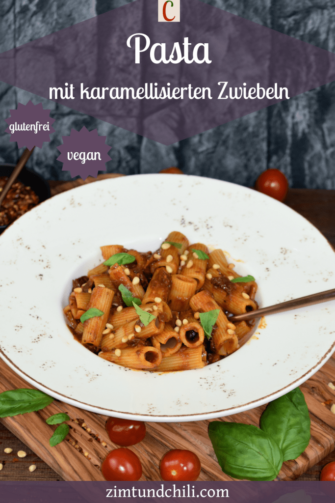 Pasta mit karamellisierten Zwiebeln auf weißem Teller. Hintergrund dunkel. Beschrifteter Pin.