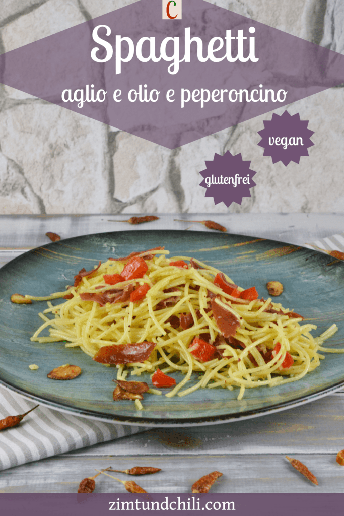 Spaghetti aglio e olio e peperoncino auf einem türkisen Teller. Beschrifteter Pin.