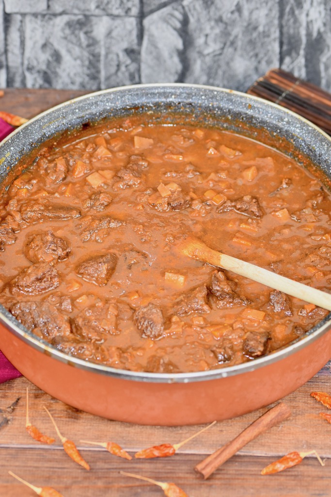 zartes Rindergulasch im Ofen geschmort - Gulasch - Rindergulasch - Gulasch mit Rotwein - Rind - Rezept - einfach - klassisch - zart - Weihnachten - Backofen