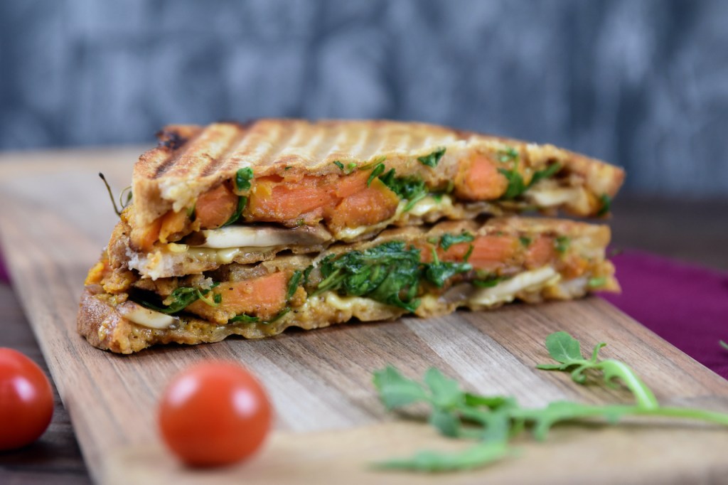 Süßkartoffel-Sandwich aus dem Sandwich-Toaster. Hintergrund dunkel.