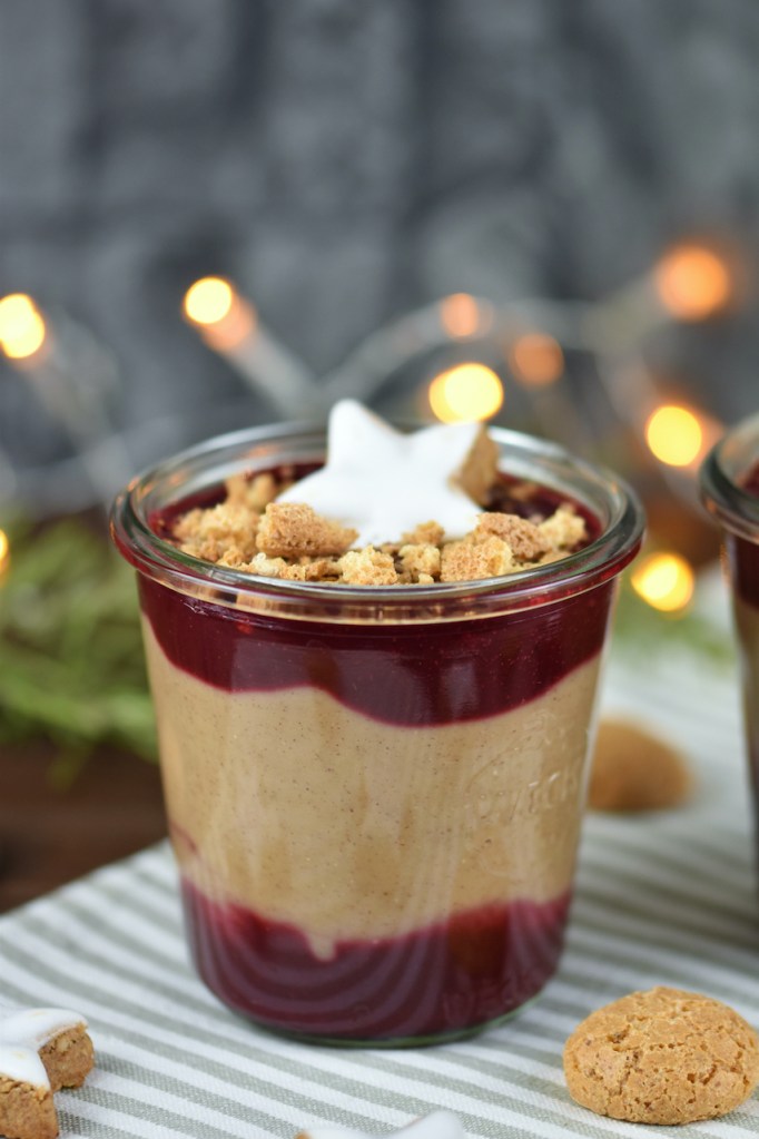 Zimtcreme mit Kirschsauce und Amarettini-Crunch im Glas.