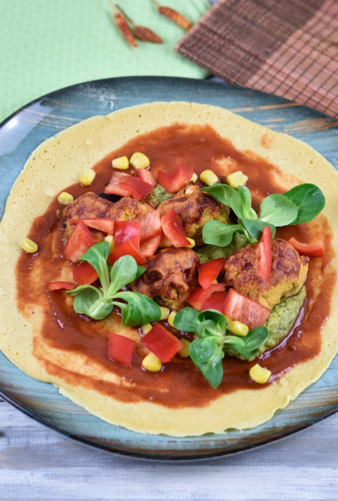 Vegane Burritos mit knusprigen Blumenkohlwings belegt aber noch nicht aufgerollt.