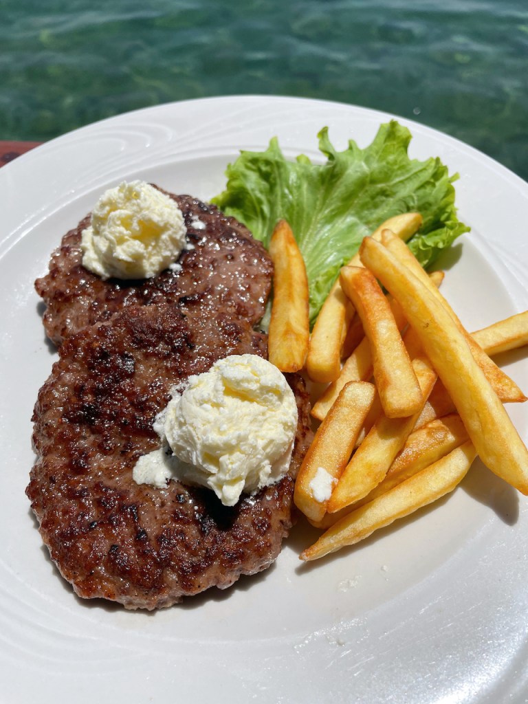 Essen und Trinken in Mazedonien - Pljescavica mit Kajmak
