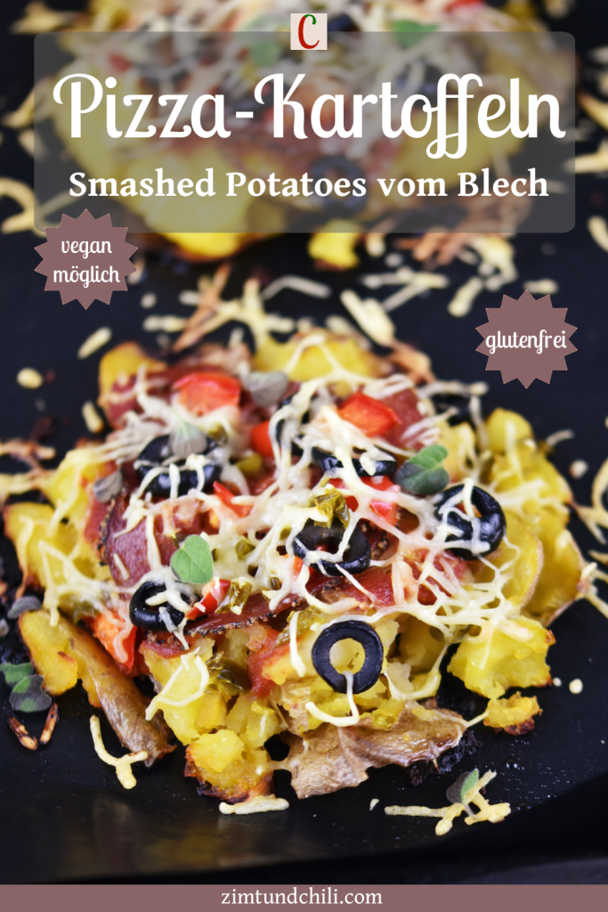 Pizza-Kartoffeln auf einem Backblech. Hintergrund dunkel. Beschrifteter Pin.