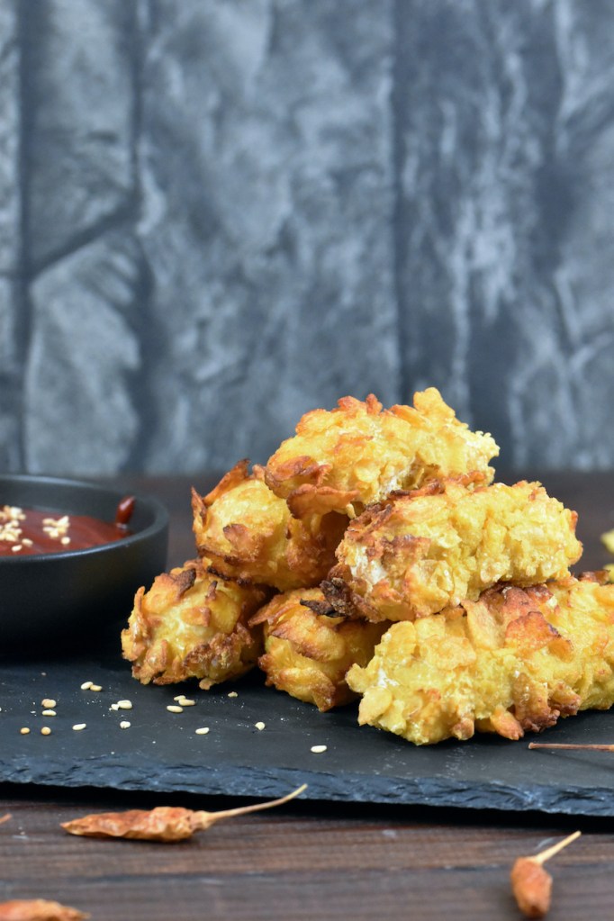 Knusprige Tofusticks mit Gochujang-Dip auf Schieferplatte