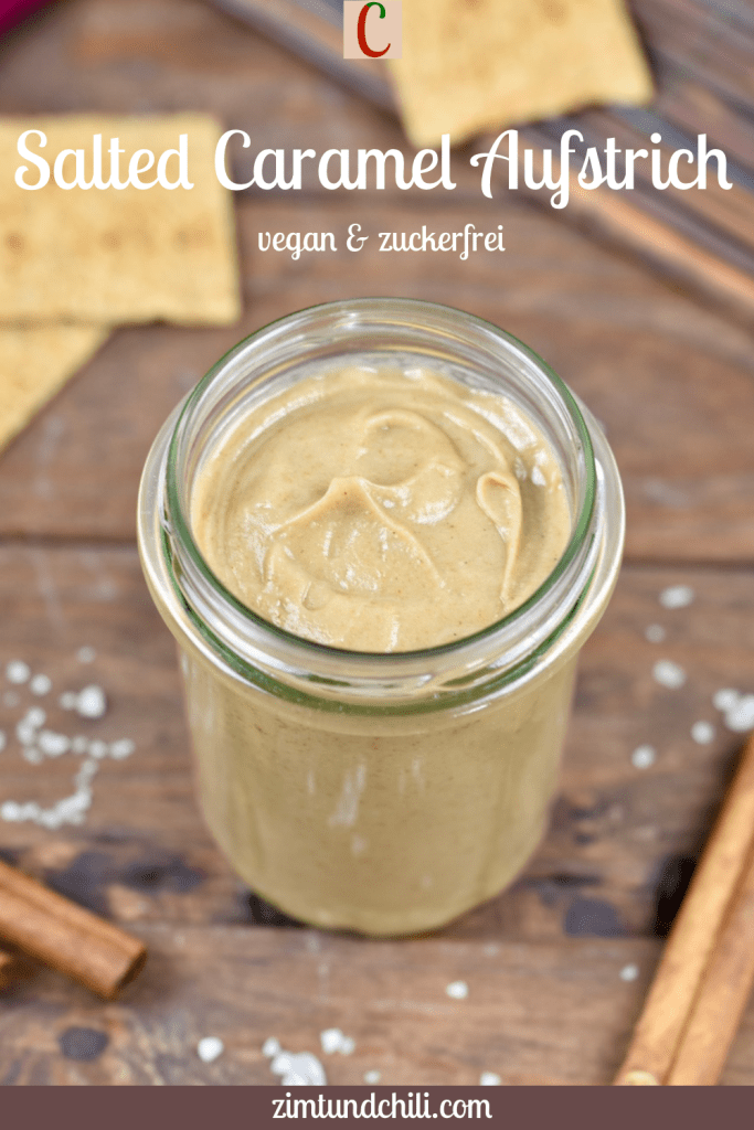 Salted Caramel Aufstrich in einem Glas. Hintergrund dunkel. Beschrifteter Pin