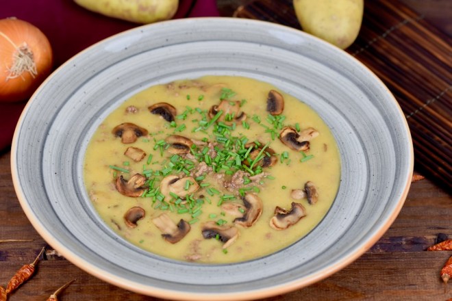 cremige Kartoffelsuppe mit Hackfleisch und Pilzen - Kartoffelsuppe - cremige Kartoffelsuppe - Rezept - püriert - einfach - deftig - schnelle - Suppe