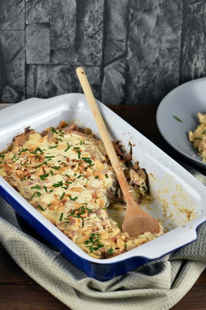 Sauerkrautauflauf mit Kartoffelpüree in einer Auflaufform aus Porzellan
