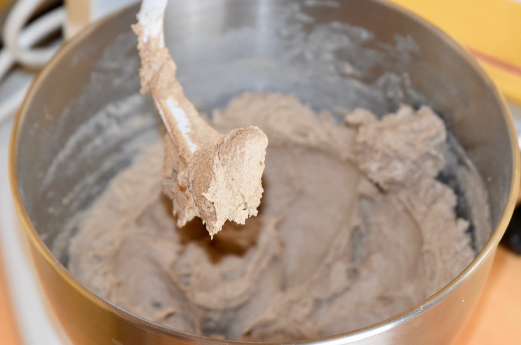 Teig in silberner Schale mit Knethaken.