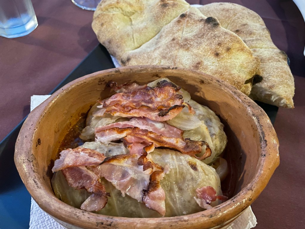 Essen und Trinken in Mazedonien - Sarma mit Kohlblättern