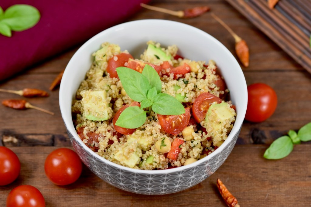 Quinoa-Kichererbsen-Salat - mit Avocado - Rezept - vegan - schnell - einfach - abnehmen - gesund - glutenfrei - Salat - Meal Prep