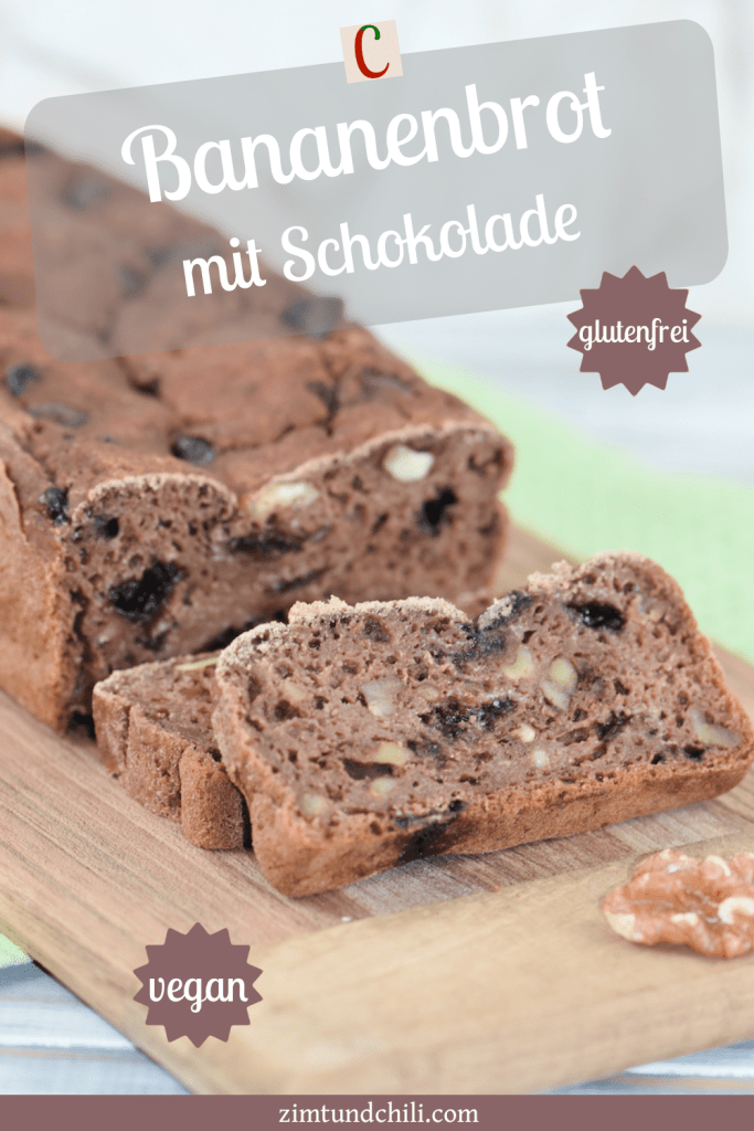 Angeschnittenes Bananenbrot mit Schokolade und Walnüssen auf Holzbrett. Hintergrund hell. Beschrifteter Pin.