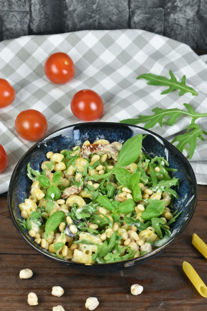 Mediterraner Nudelsalat mit Caesar Dressing | Zimt & Chili Mediterraner Nudelsalat mit Caesar Dressing | Zimt & Chili