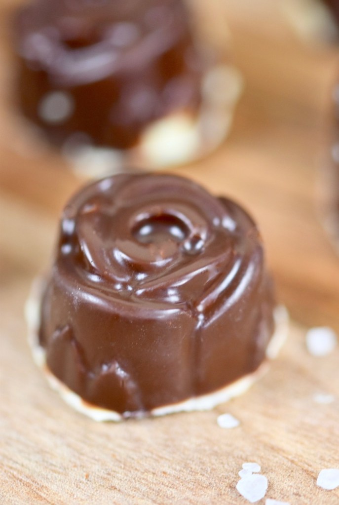 Salted Caramel Pralinen - gefüllte Pralinen - selber machen - Rezept - Weihnachten - einfach - ohne Alkohol - Zartbitterschokolade - Schokolade - vegan - Salzkaramell - in Silikonform