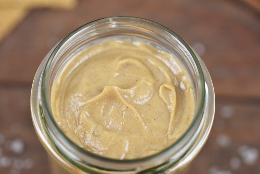 Salted Caramel Aufstrich in einem Glas. Hintergrund dunkel.