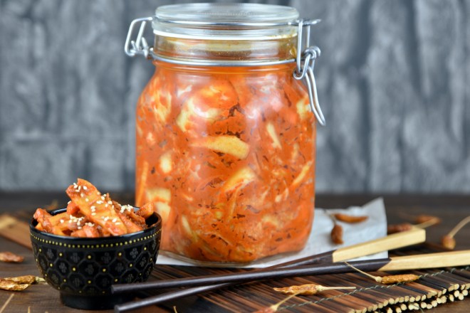 Kimchi selber machen - Kimchi in einem Einmachglas - Hintergrund dunkel.