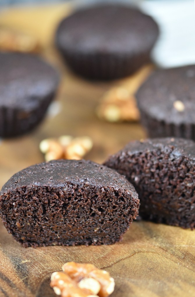 Saftige Brownies mit Walnüssen auf Holzbrett.