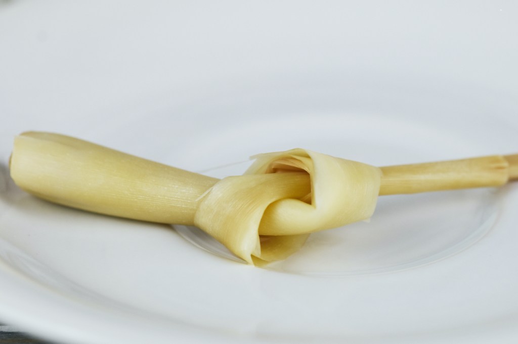 Zitronengras geknotet