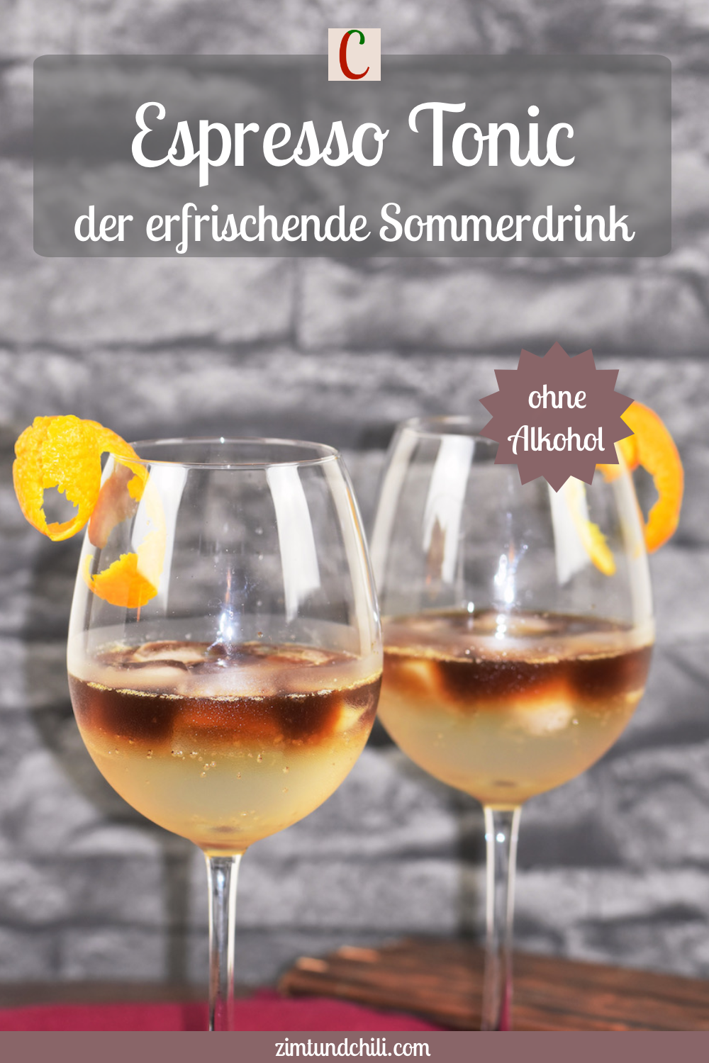 Zwei Espresso Tonic in Weingläsern. Hintergrund dunkel. Beschrifteter Pin.