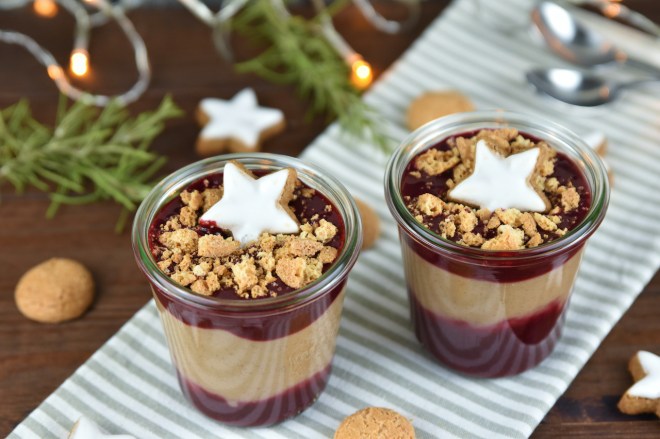 Zimtcreme mit Kirschsauce und Amarettini-Crunch